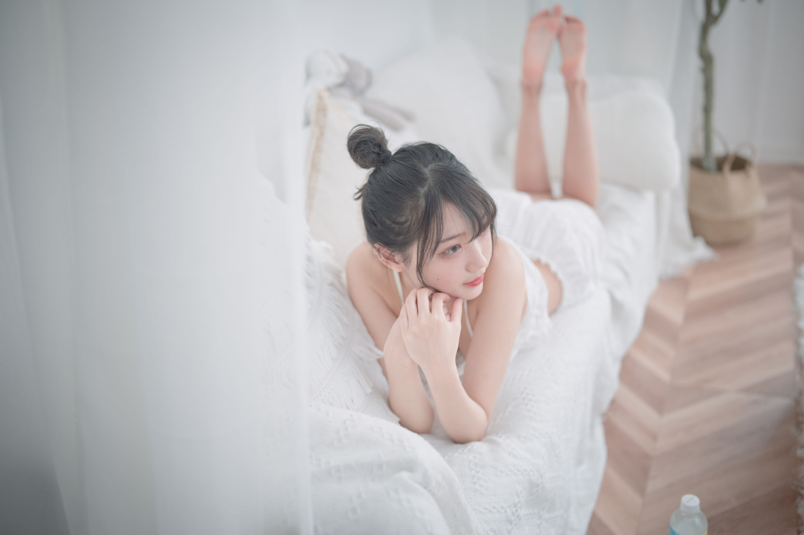 [COS福利] 周叽是可爱兔兔 – 白色睡衣 写真套图-